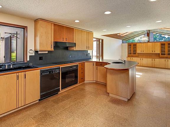 5th image of 6033 NE 130th Pl