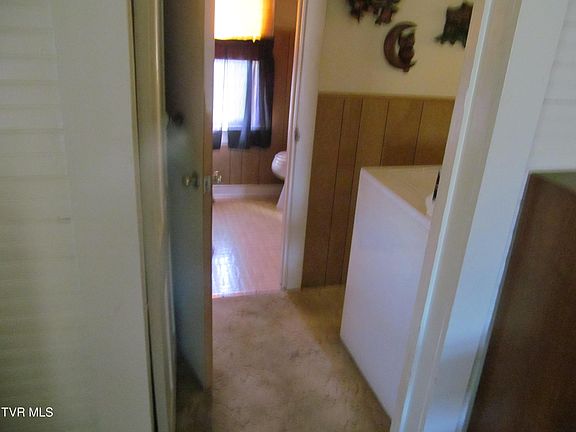 5th image of 90 Lake Meadow Dr