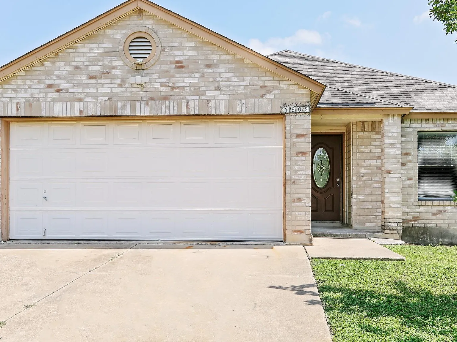 3 bed, 2.0 bath, 1191 sqft, $2,000 — Photo 2