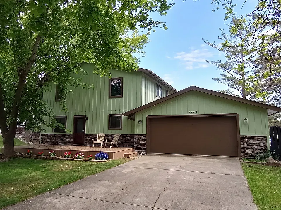 3 bed, 2660 sqft, $2,400 — Photo 2