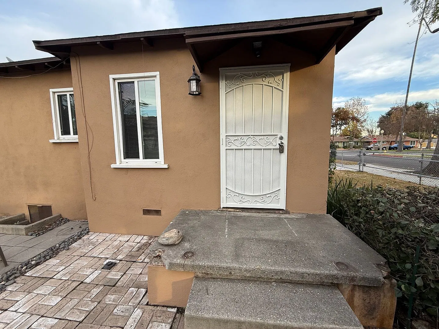 Charming 2 bedroom 1 bath, Monrovia — Photo 2