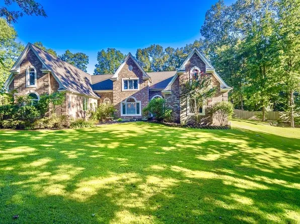 290 Woodsedge Dr, Eads, TN 38028