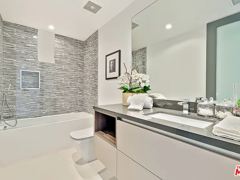 2030 Talmadge St — Photo 35