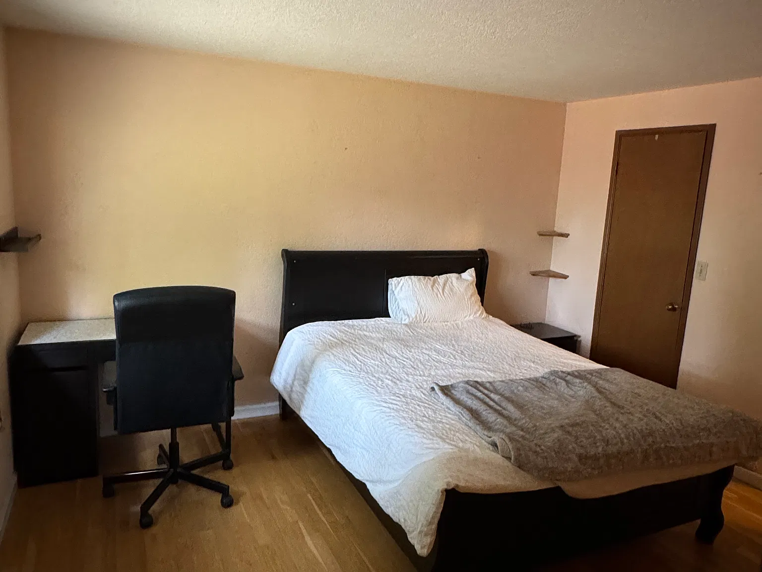 5 bed, 2640 sqft, $1,100 — Photo 2