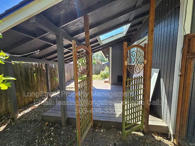 2711 Newton St — Photo 35