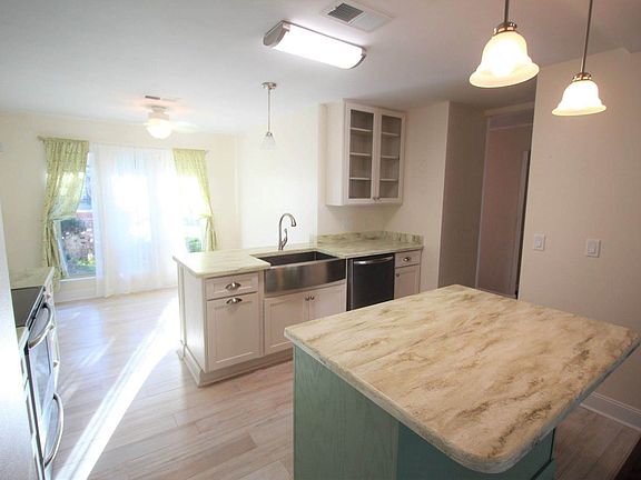 5th image of 3 Ipswich Cir
