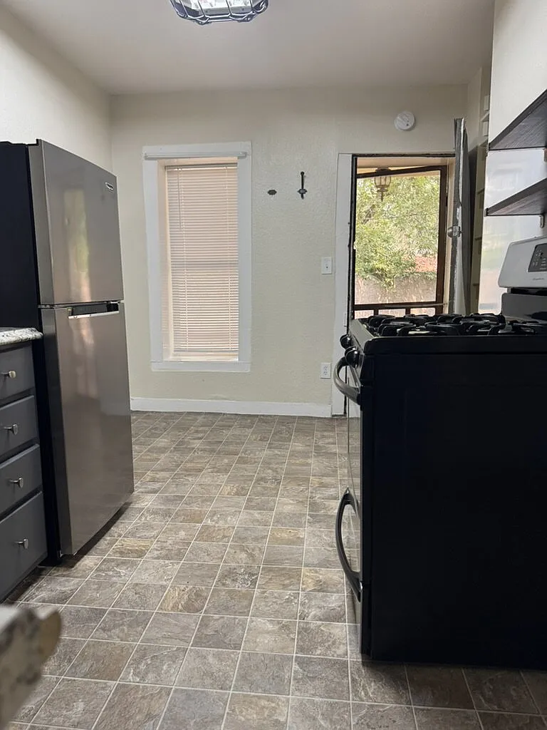 1 bed, 1.0 bath, $995 — Photo 4