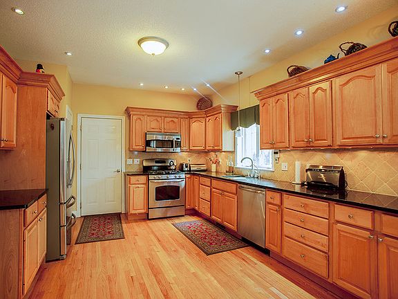 Kitchen : Granite Counters, Stone Backsplash, SS appliances, beautiful hardwood floors
