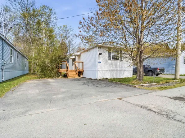 23 Quiet St, Middle Sackville, NS B4E 1C4
