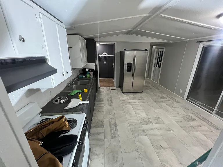 76 Petersburg Ln — Photo 2