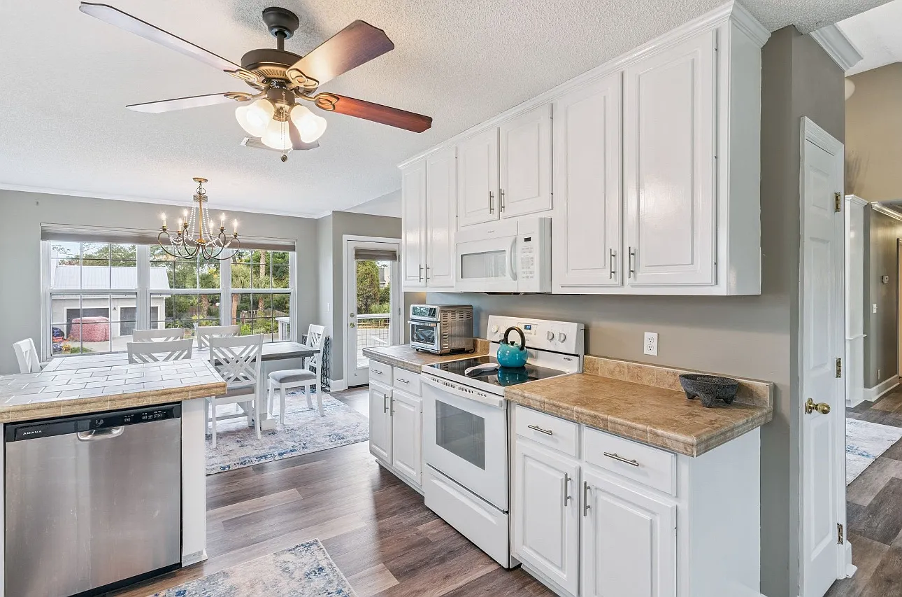 111 Thompson Cove — Photo 3