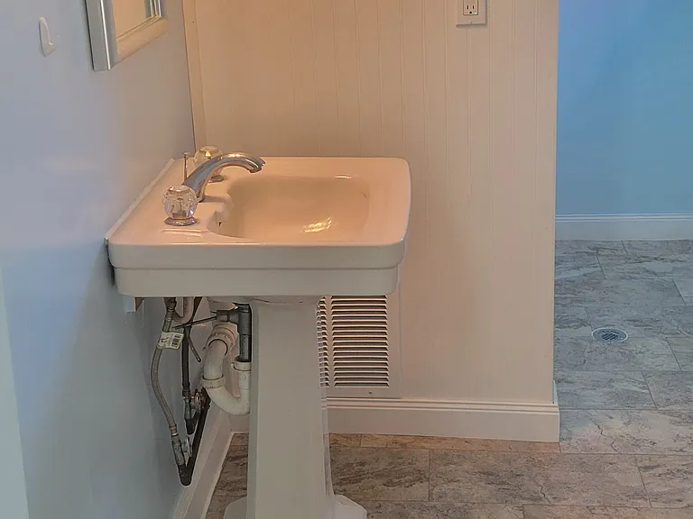 2323 Sarah St — Photo 15