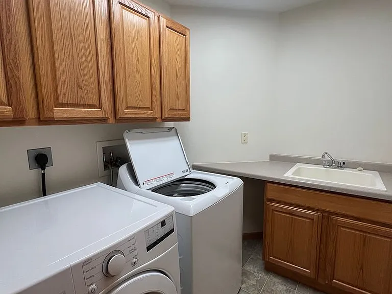 137 E Charles St — Photo 8