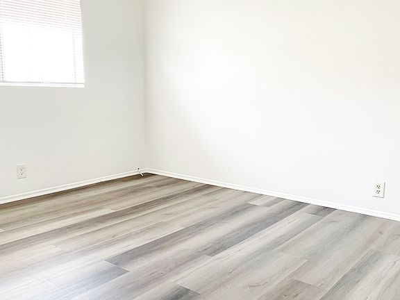 4th image of 2649 Marengo St #D18