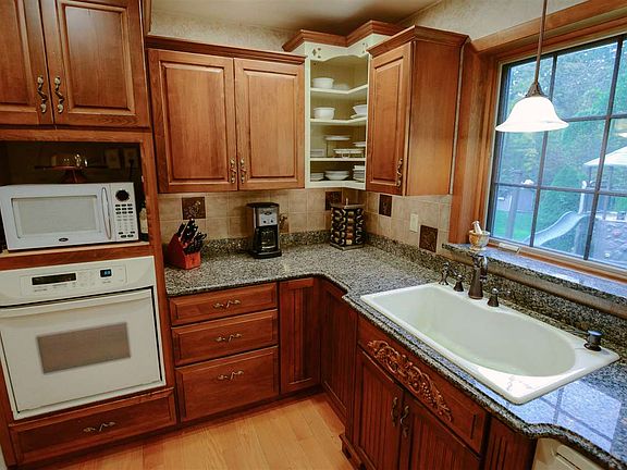 5th image of 49 Woodside Dr