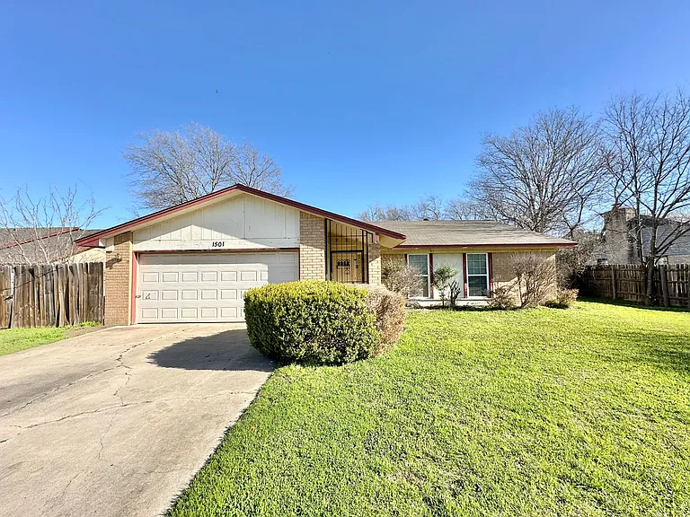 1501 Farhills Dr — Photo 1
