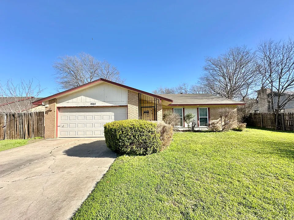 1501 Farhills Dr