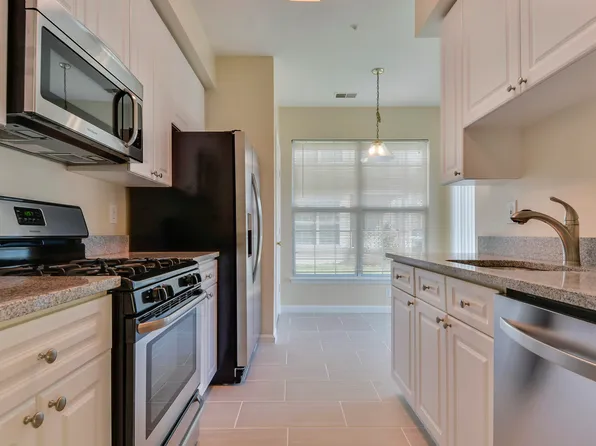 5924 Founders Hill Dr Unit 104, Alexandria, VA 22310