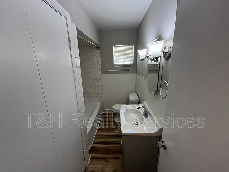 2301 W Murden St — Photo 16