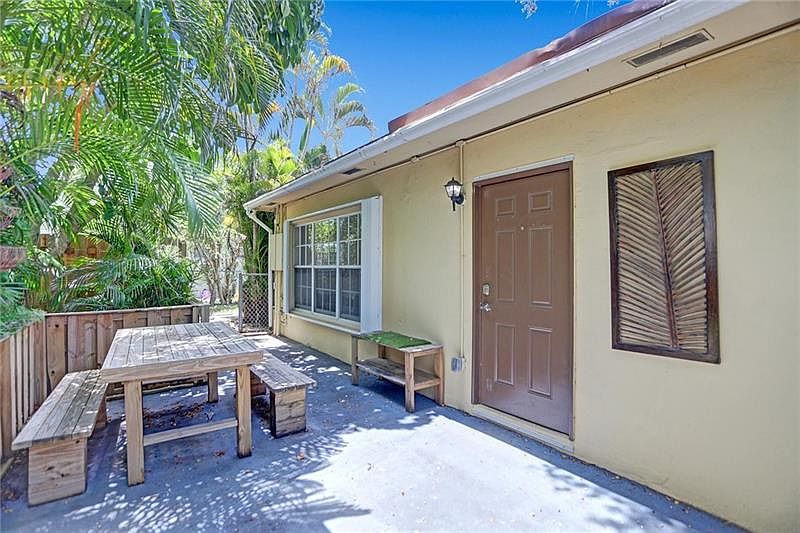 1st image of 406B SE 11th Ct