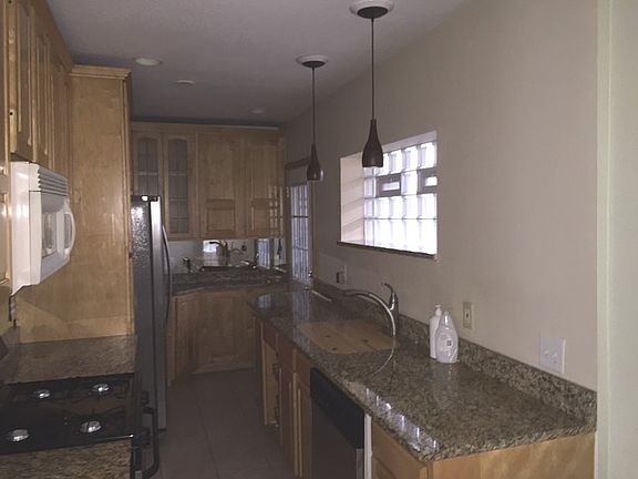 5th image of 148 N Austin Blvd APT 3