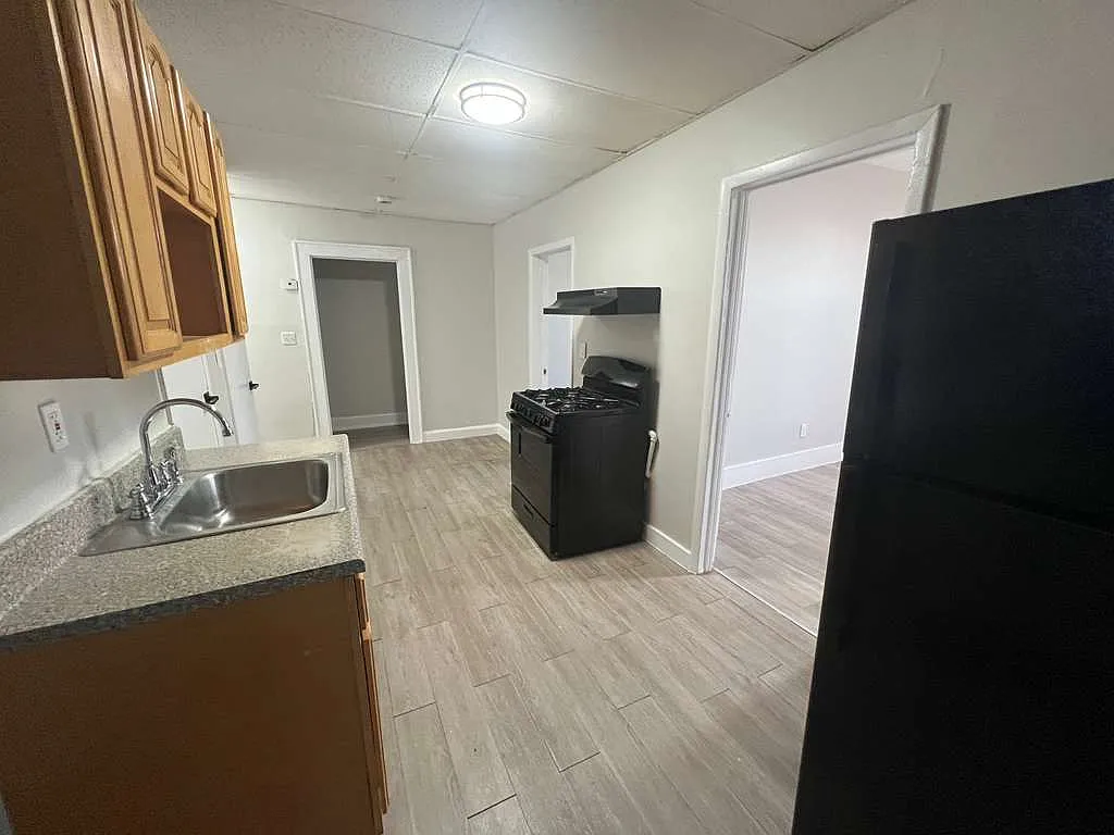 3 bed, 1000 sqft, $2,000 — Photo 1