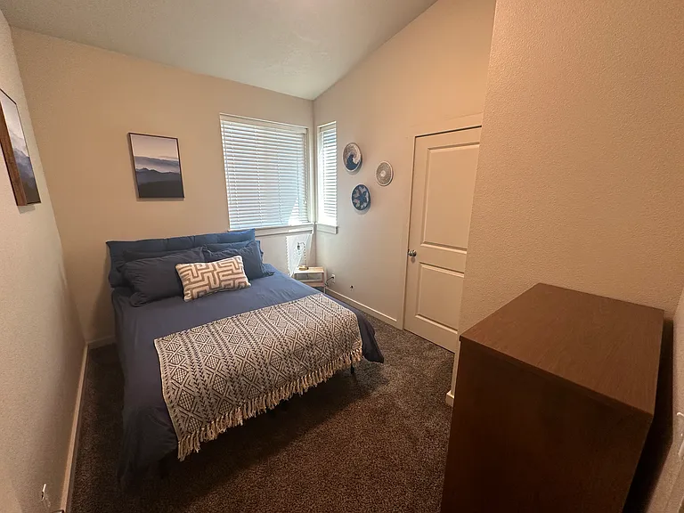 Guest Room (queen bed)