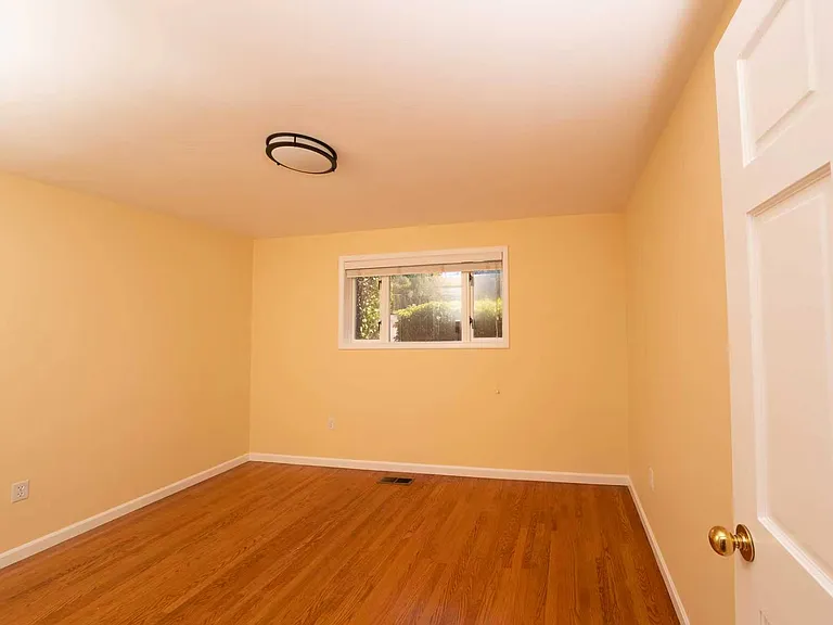 8910 NE 26th St — Photo 3