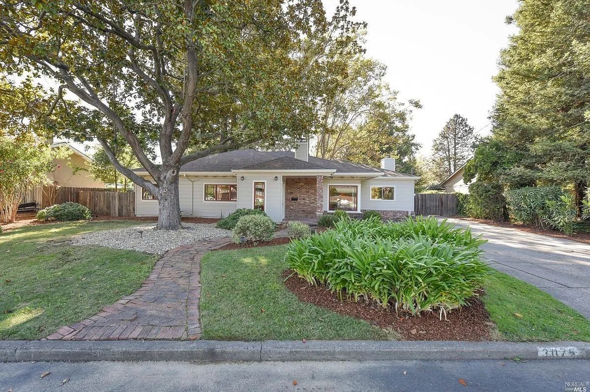 3075 Hermosa Dr photo 1