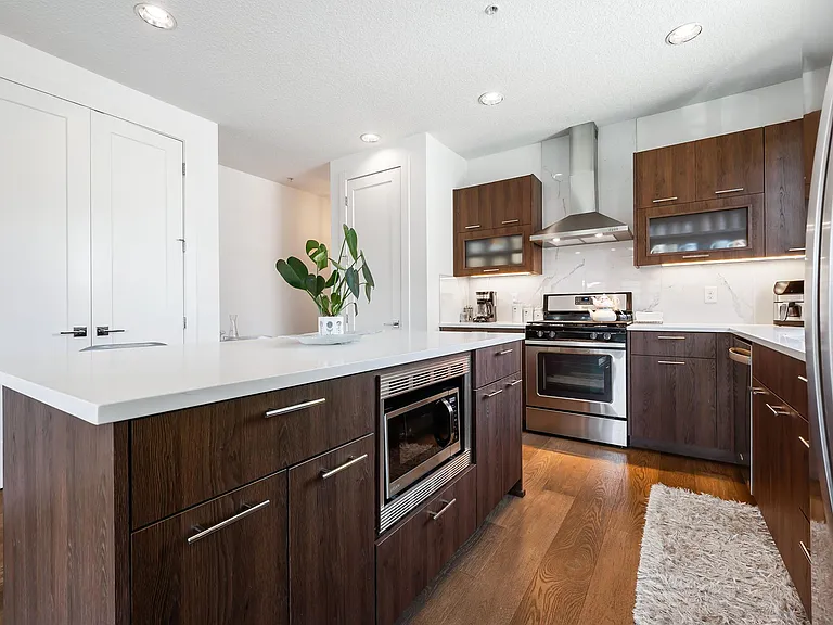 325 N Emerson St #D — Photo 8