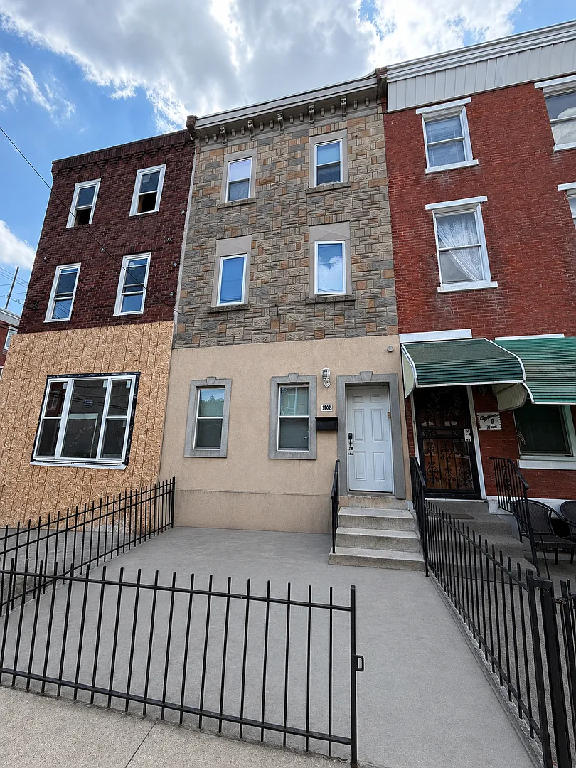 5-Bedroom 3 Bathroom w Roof Deck and Private Parking! — Photo 1