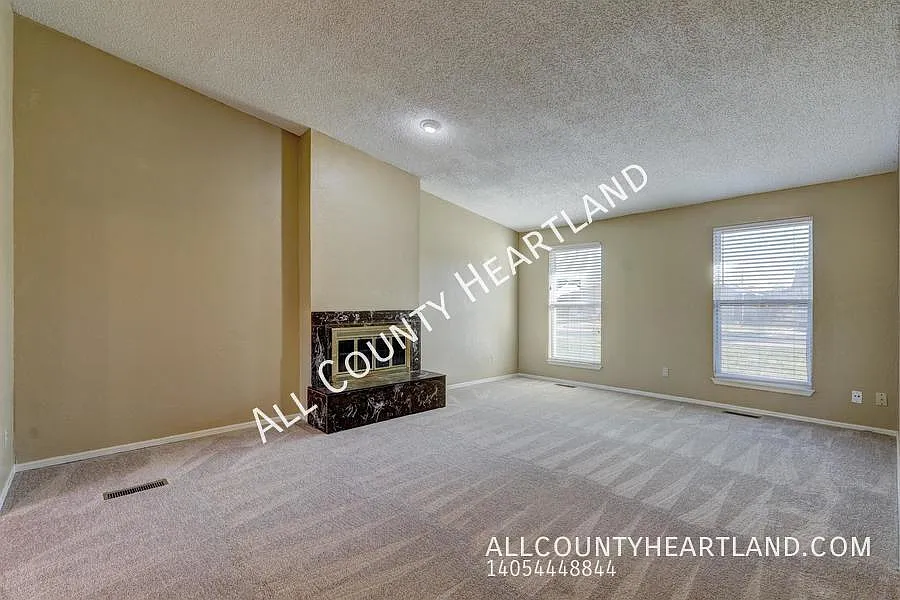 Charming 3-Bedroom Home with Fireplace & Covered Patio — Photo 4