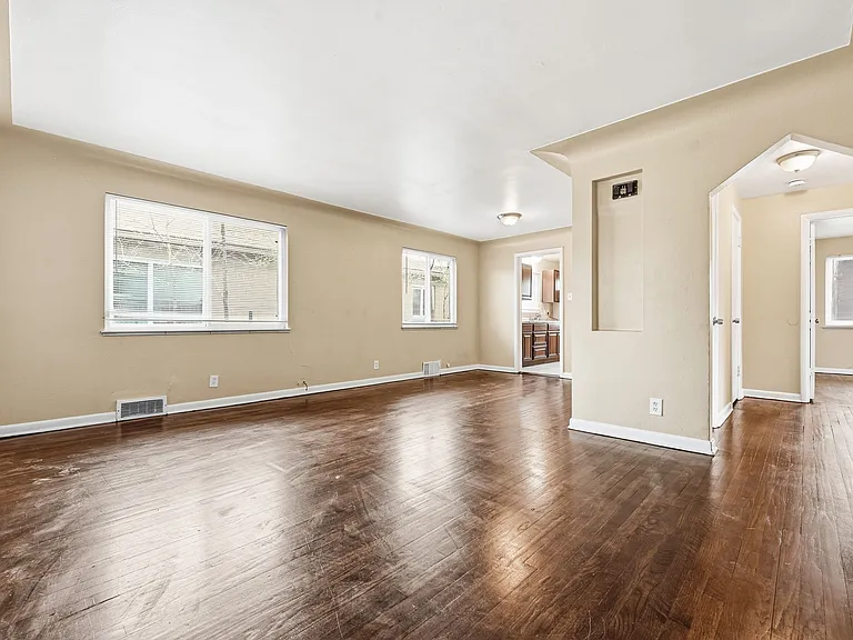 1717 Clinton St — Photo 11