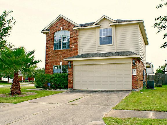 This cute 3-bedroom home is conveniently located off I-10 and 146!
