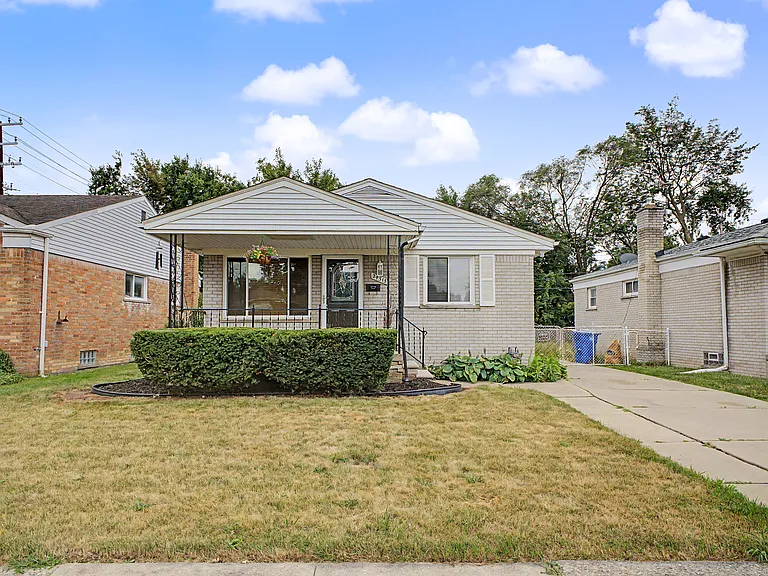 24315 Currier St — Photo 2