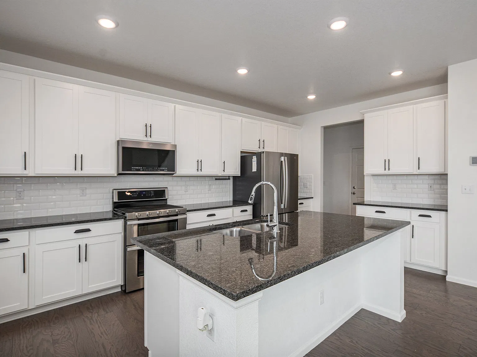 6 bed, 3.5 bath, 3733 sqft, $3,600 — Photo 2
