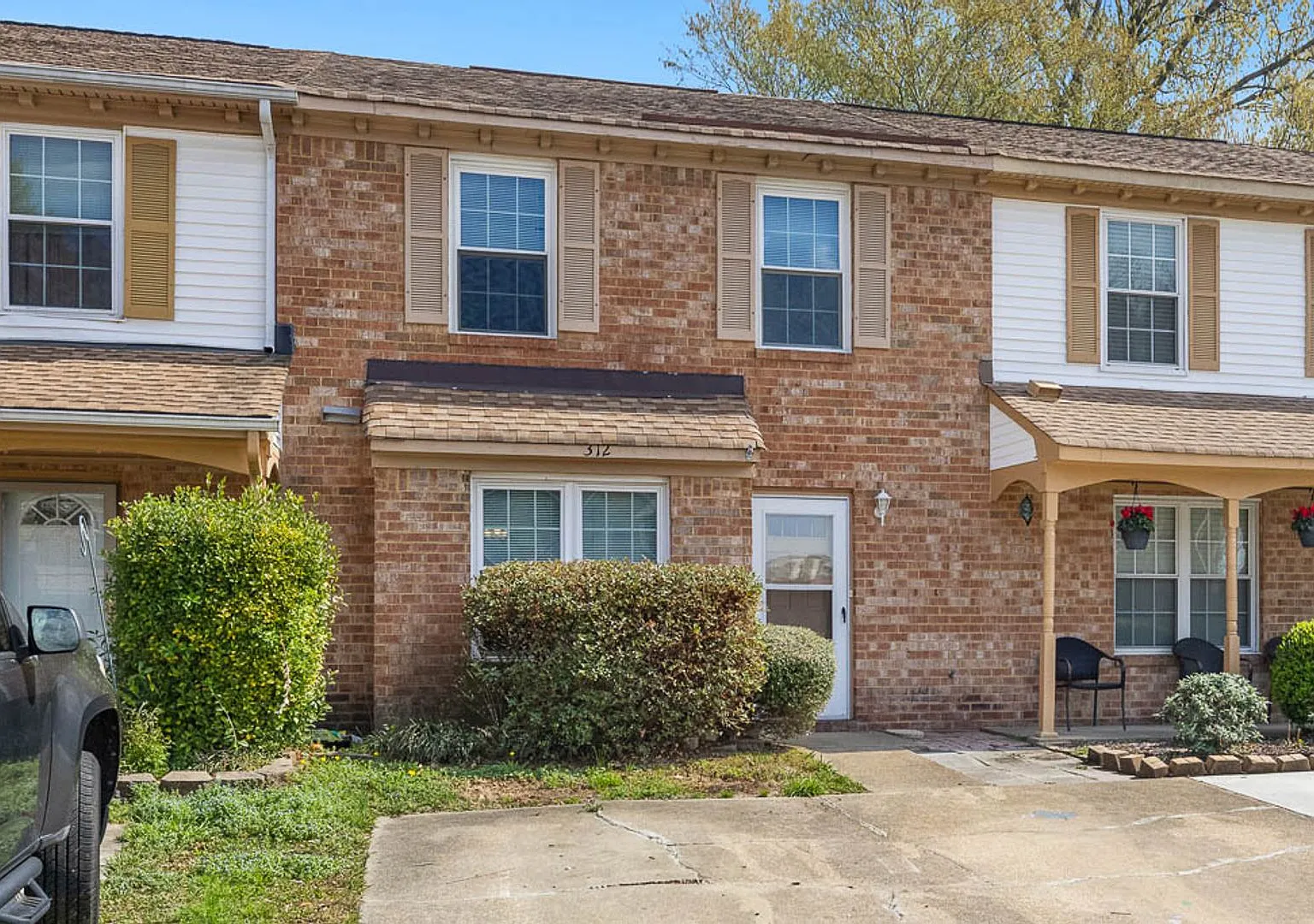 Beautiful 3-bedroom townhome located in the desirable Thalia area of Virginia Beach. — Photo 3