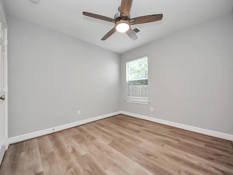 821 E 36th St — Photo 36