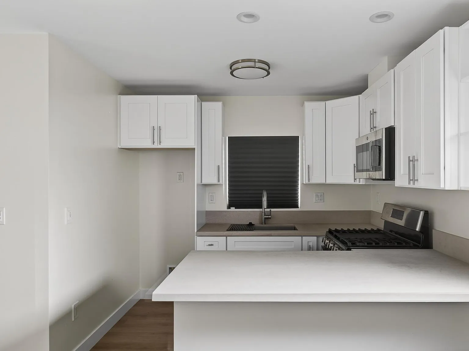 1 bed, 576 sqft, $2,350 — Photo 2