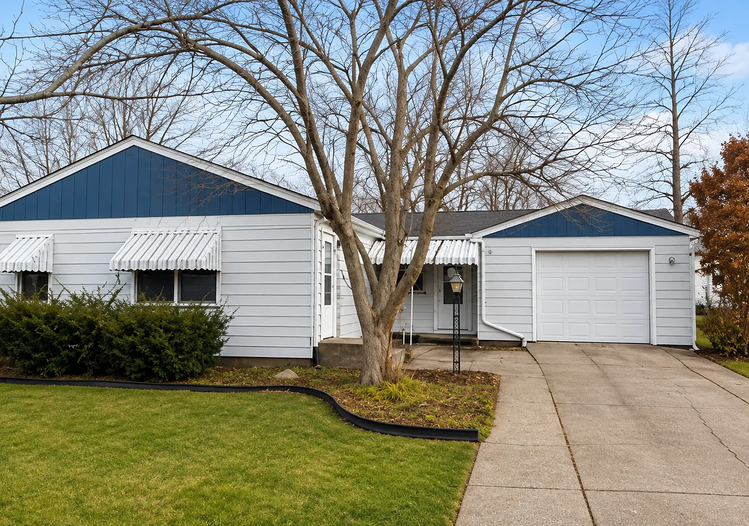 Charming 2-Bedroom Home with Garage & Large Yard in Milan — Photo 1