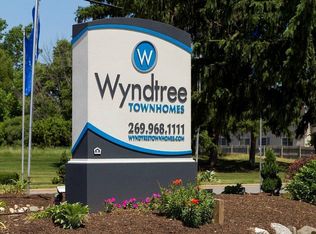 10 Wyndtree Dr, Springfield, MI 49037