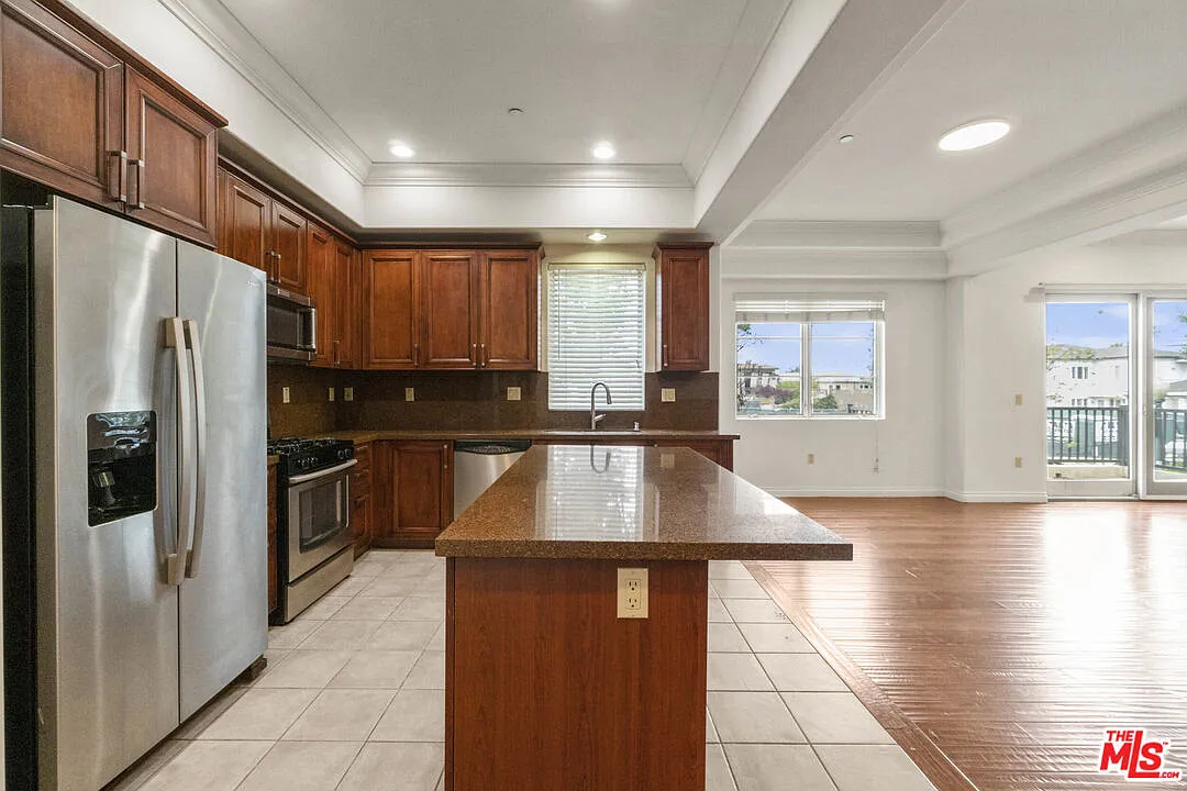 3 bed, 3.5 bath, 2500 sqft, $5,950 — Photo 4