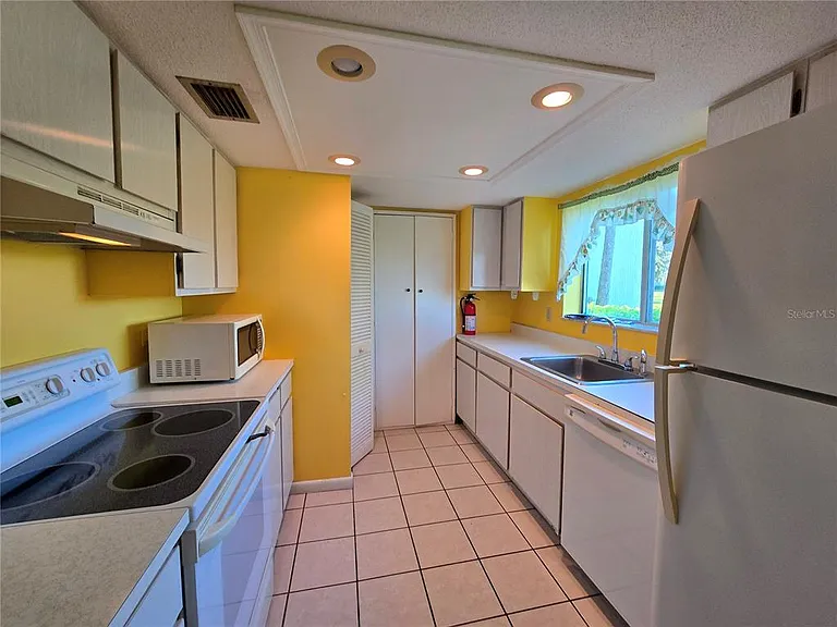 582 Fairways Cir #A — Photo 11