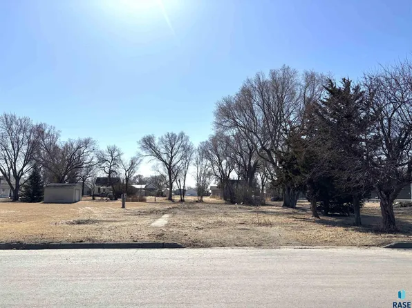 520 W 4th St, Miller, SD 57362