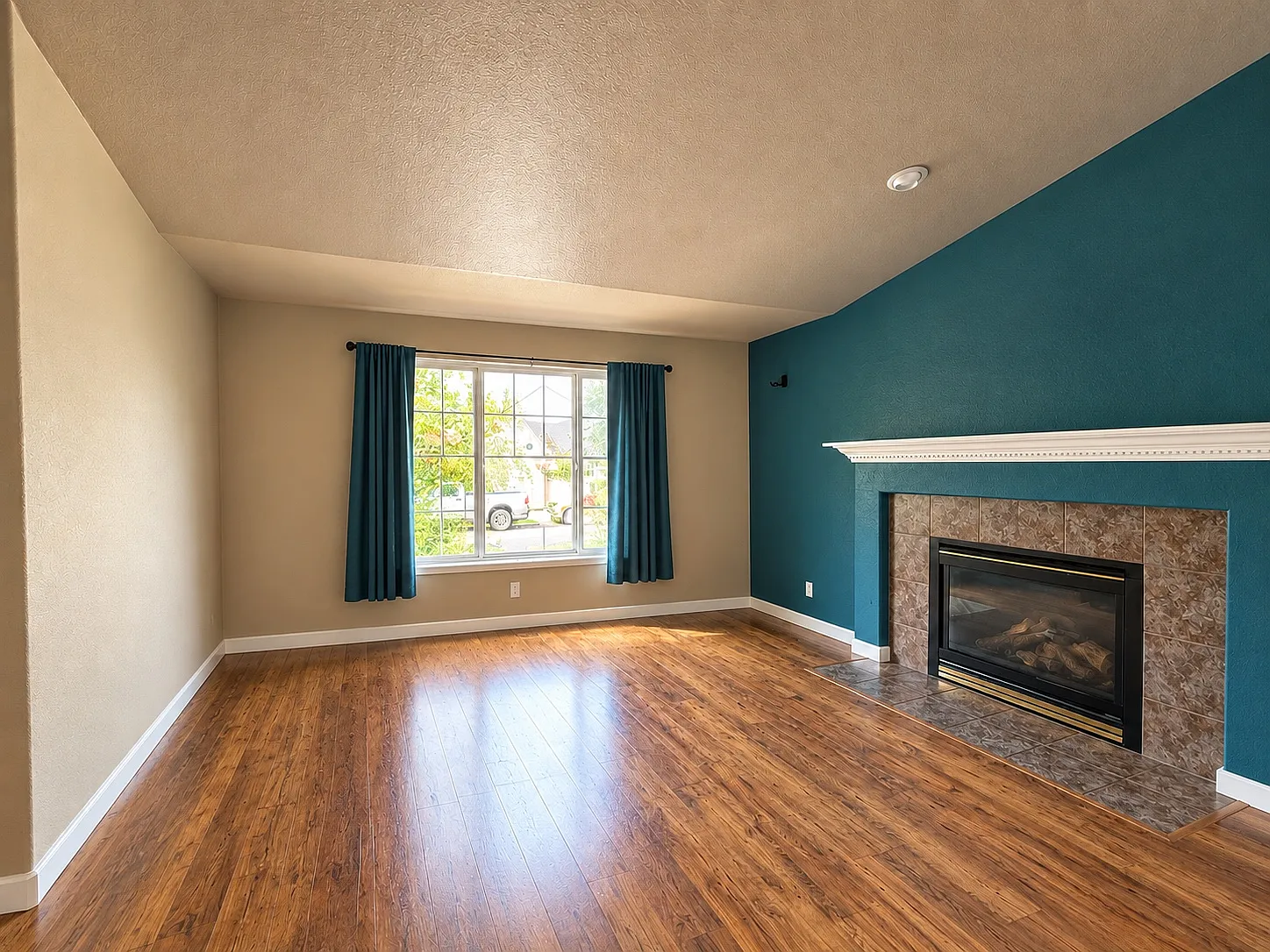 3 bed, 1350 sqft, $2,500 — Photo 3