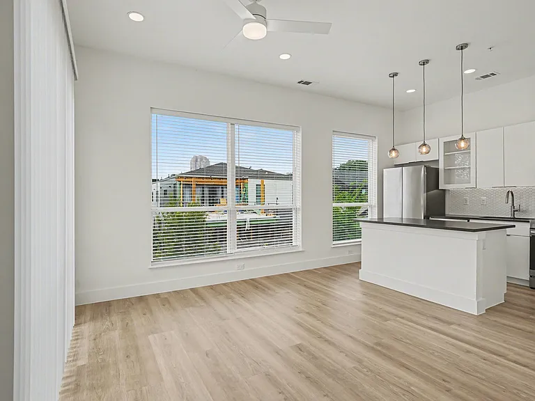 2217 N Fitzhugh Ave #205 — Photo 4
