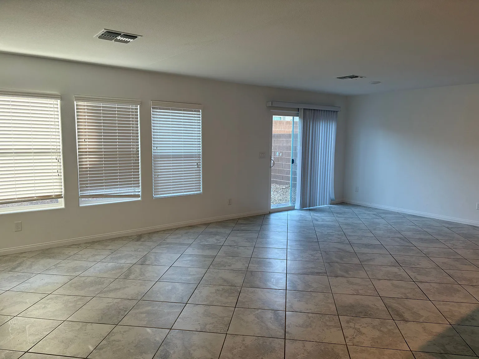 5 bed, 3.0 bath, 2469 sqft, $2,600 — Photo 2