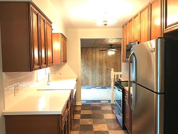 Stainless appliances, quartz