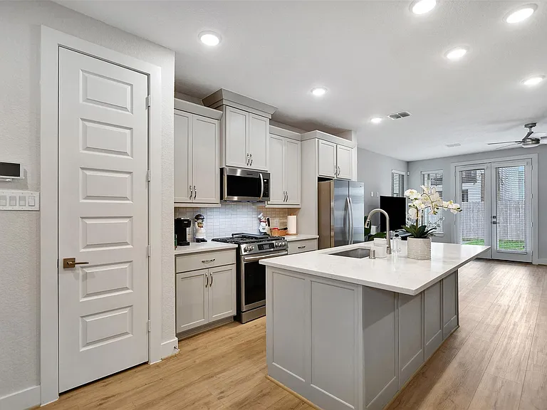 119 E 43rd St #B — Photo 8