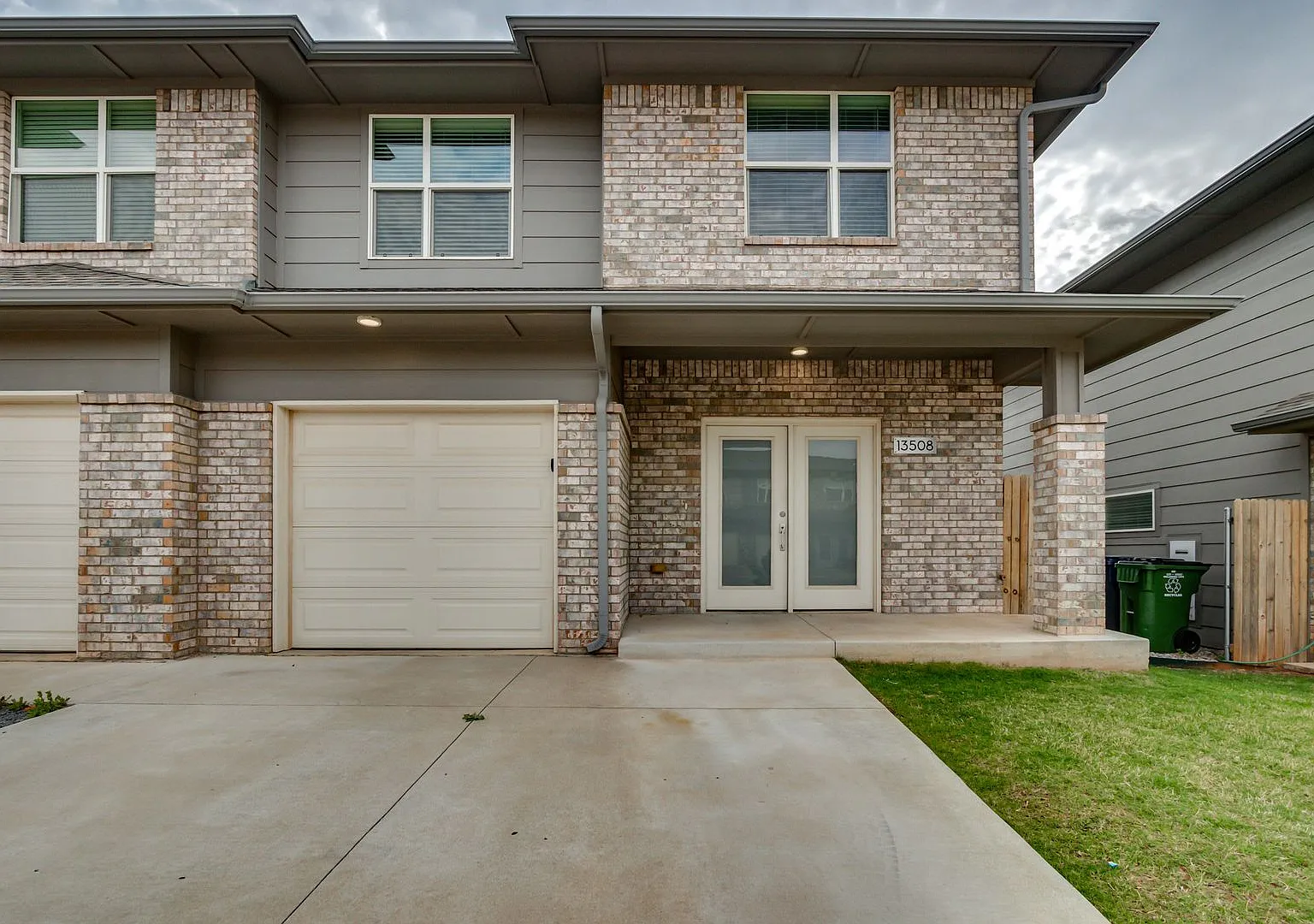 Large 3 Bed 2.5 Bath Duplex Includes Office Space (See Contact Info Below) — Photo 3